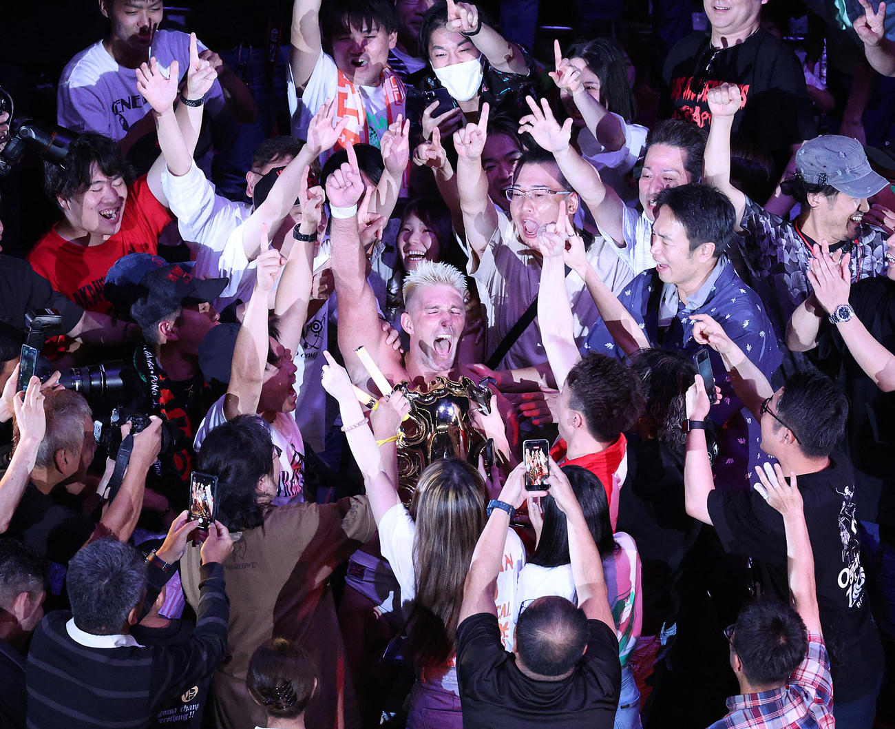 G1 CLIMAX34を制し客席で喜ぶザック・セイバーJr．（撮影・中島郁夫）