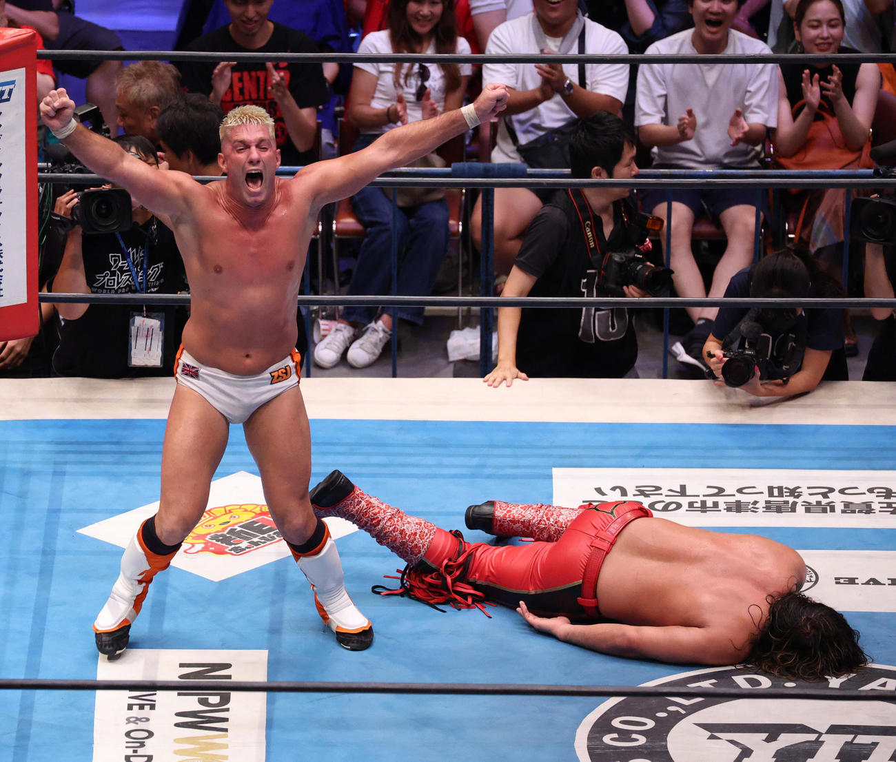 辻（右）からギブアップを奪いG1 CLIMAX34を制したザック・セイバーJr．（撮影・中島郁夫）