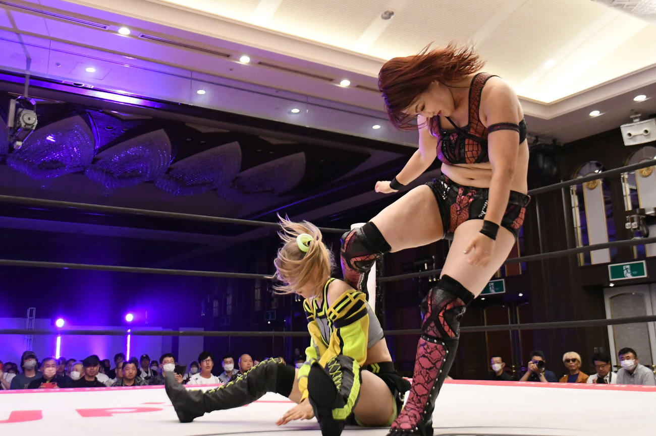 鈴芽を蹴りで圧倒する山下（右）（C）東京女子プロレス