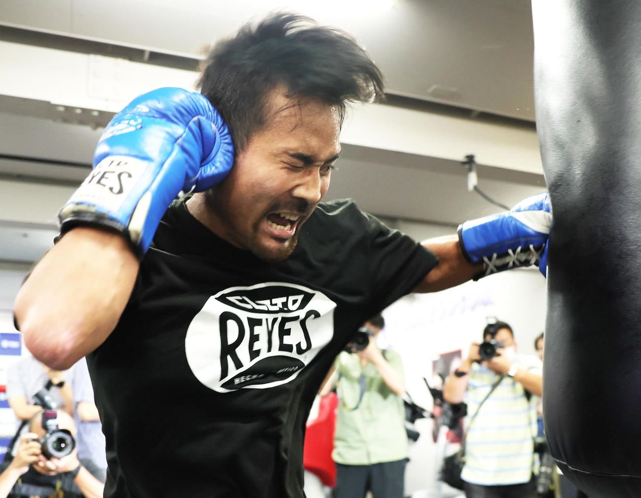 王者武居とのWBO世界バンタム級タイトルマッチに向け、練習を公開した比嘉（撮影・野上伸悟）