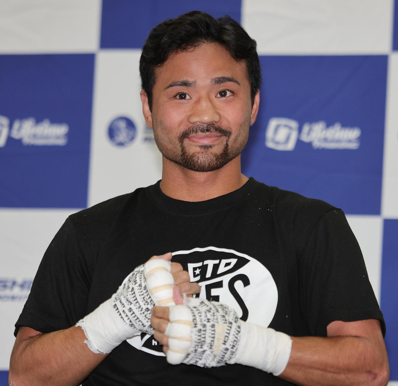 王者武居とのWBO世界バンタム級タイトルマッチに向け、会見する比嘉（撮影・野上伸悟）