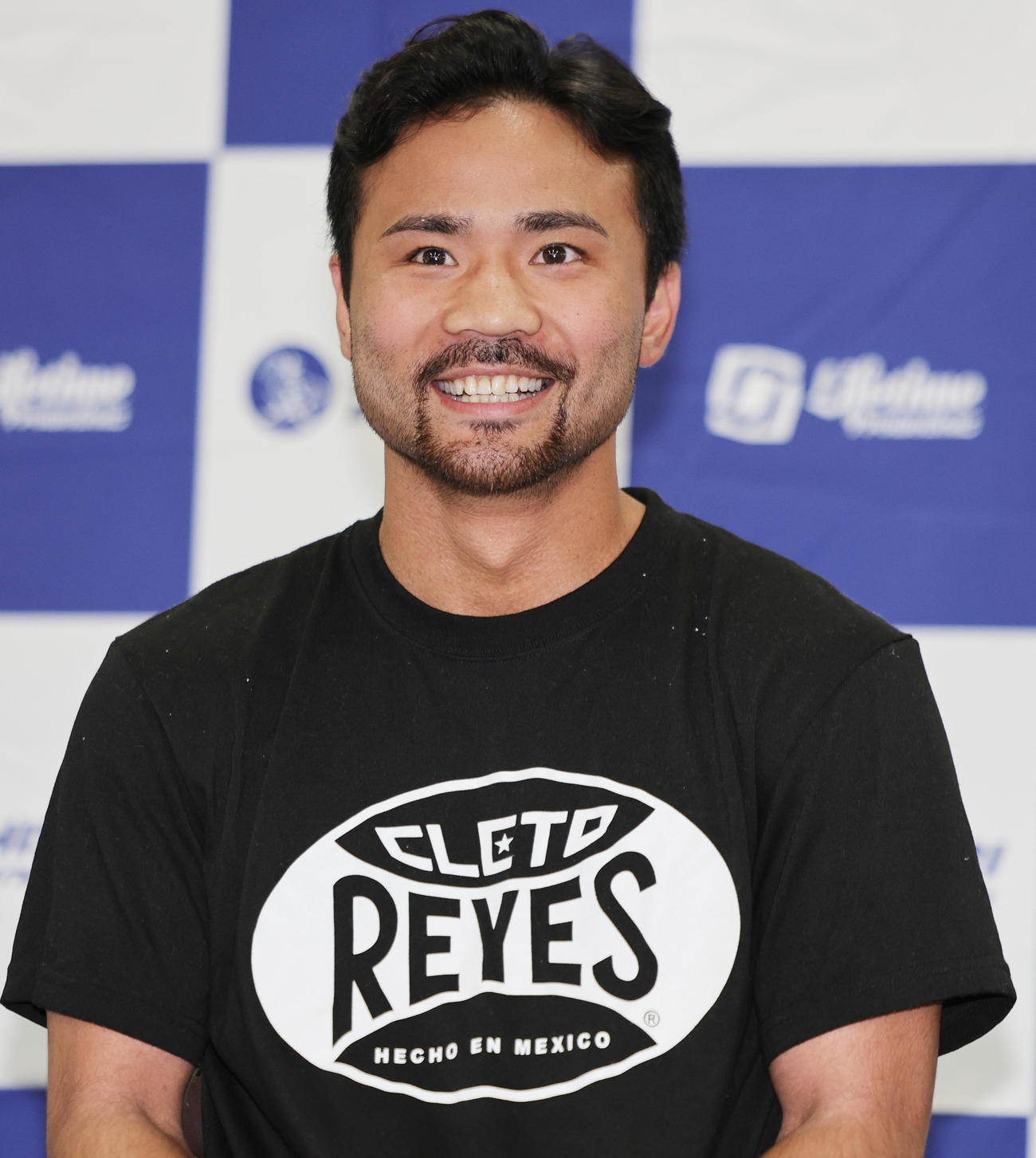 王者武居とのWBO世界バンタム級タイトルマッチに向け、会見する比嘉（撮影・野上伸悟）