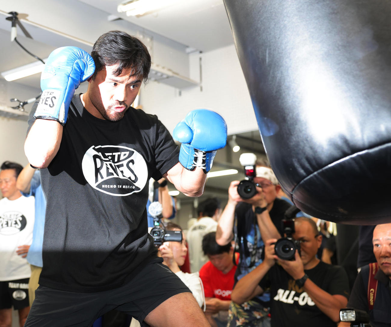 王者武居とのWBO世界バンタム級タイトルマッチに向け、練習を公開した比嘉（撮影・野上伸悟）