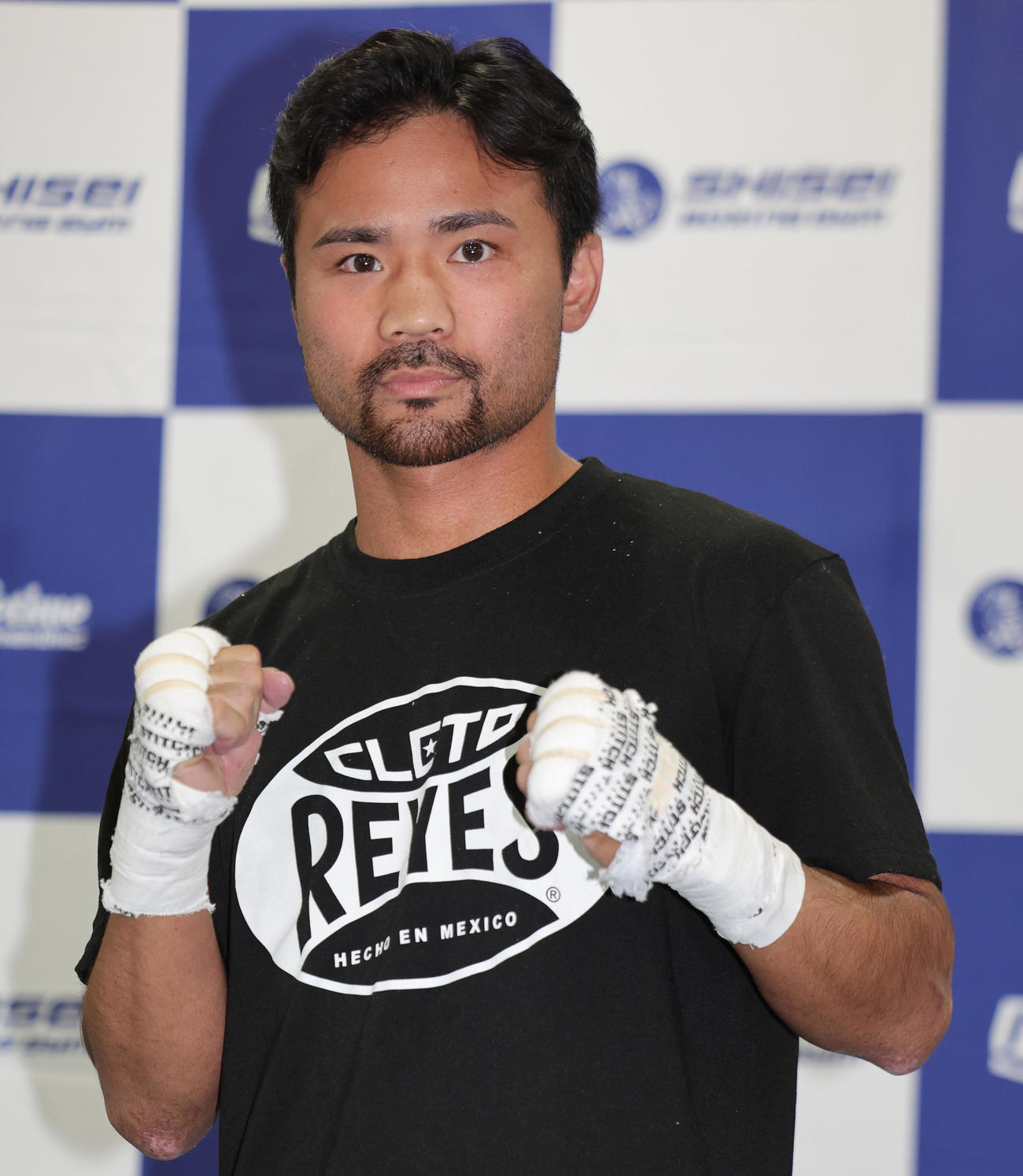 王者武居とのWBO世界バンタム級タイトルマッチに向け、会見する比嘉（撮影・野上伸悟）