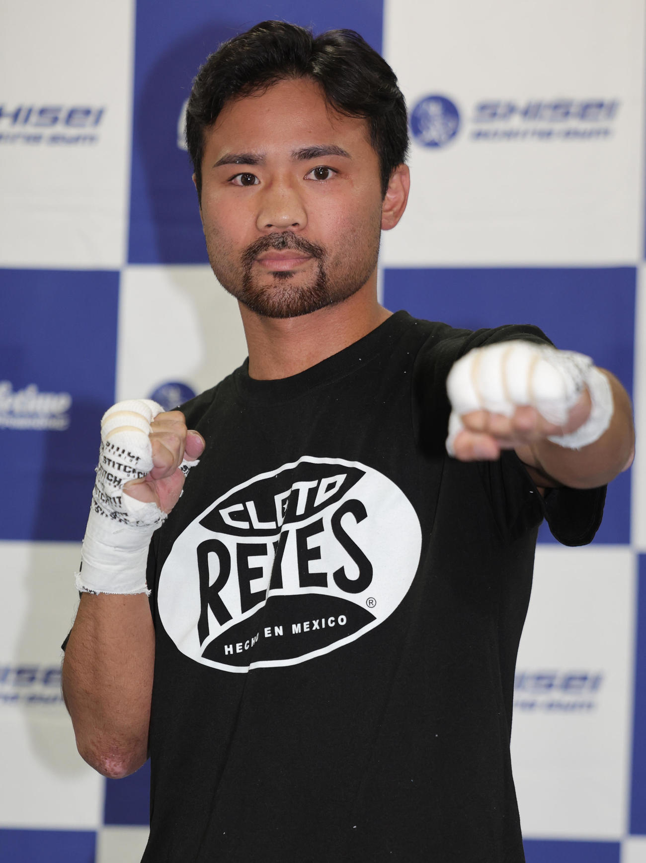 王者武居とのWBO世界バンタム級タイトルマッチに向け、会見する比嘉（撮影・野上伸悟）