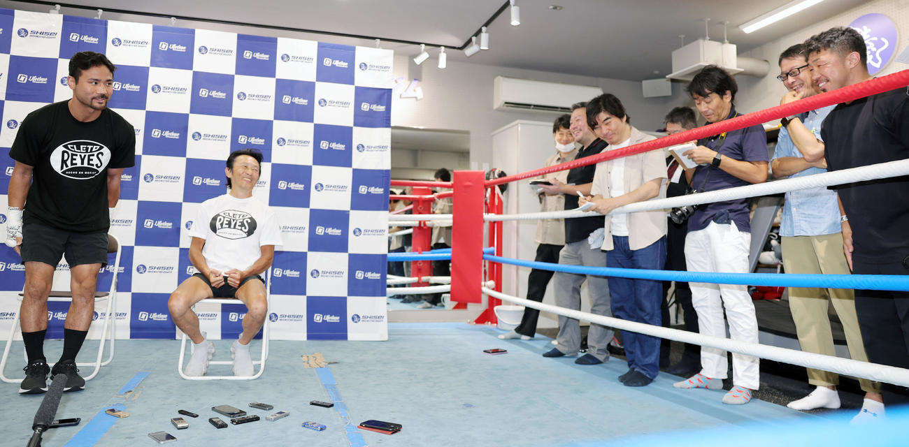 王者武居由樹とのWBO世界バンタム級タイトルマッチに向け、練習を公開した比嘉（左）は、体重超過で無期限資格停止になった際にお世話になったという、武居を担当する大橋ジム八重樫トレーナー（右端）に感謝する（撮影・野上伸悟）