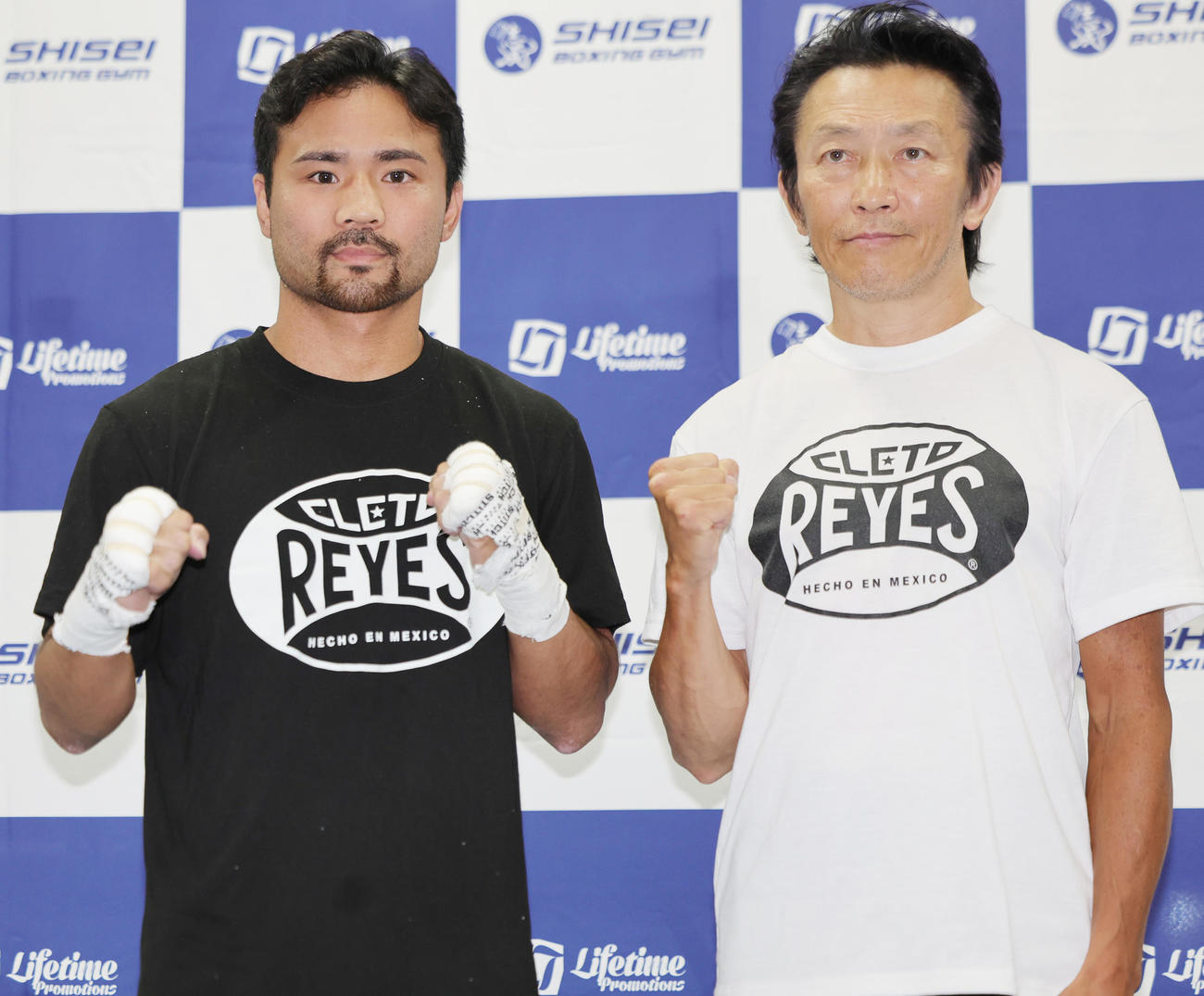 王者武居由樹とのWBO世界バンタム級タイトルマッチに向け、野木トレーナー（右）とともに会見する比嘉（撮影・野上伸悟）