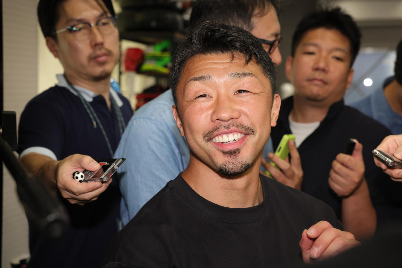 比嘉の練習を視察した八重樫トレーナーは、笑顔で取材対応（撮影・野上伸悟）
