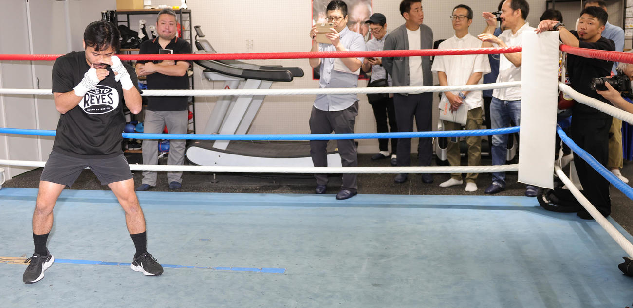 王者武居とのWBO世界バンタム級タイトルマッチに向け、練習を公開した比嘉。武居を担当する大橋ジム八重樫トレーナー（右端）も視察（撮影・野上伸悟）