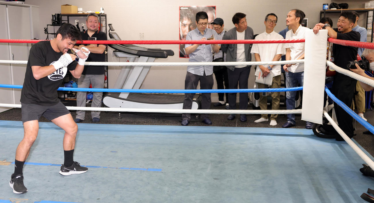 王者武居とのWBO世界バンタム級タイトルマッチに向け、練習を公開した比嘉。武居を担当する大橋ジム八重樫トレーナー（右端）が見つめる中、笑顔で調整（撮影・野上伸悟）