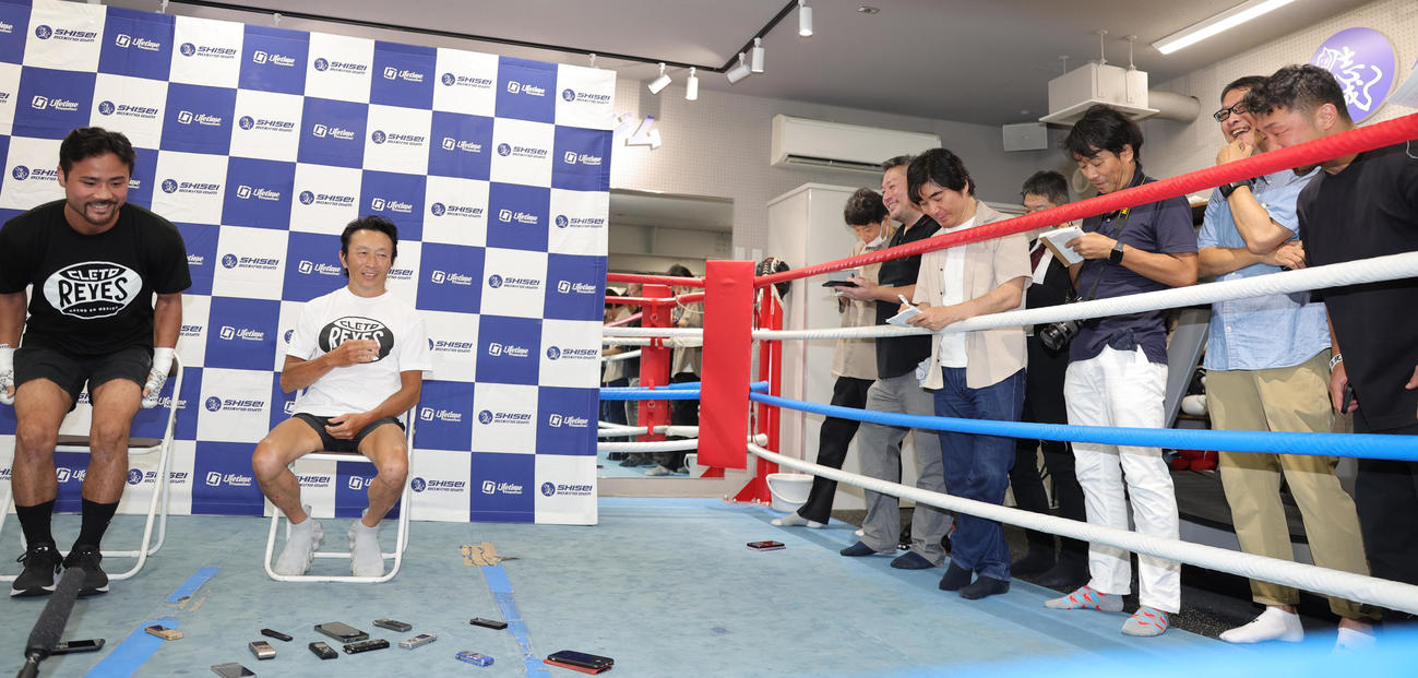 王者武居由樹とのWBO世界バンタム級タイトルマッチに向け、練習を公開した比嘉（左）は、体重超過で無期限資格停止になった際にお世話になったという、武居を担当する大橋ジム八重樫トレーナー（右端）に感謝する（撮影・野上伸悟）