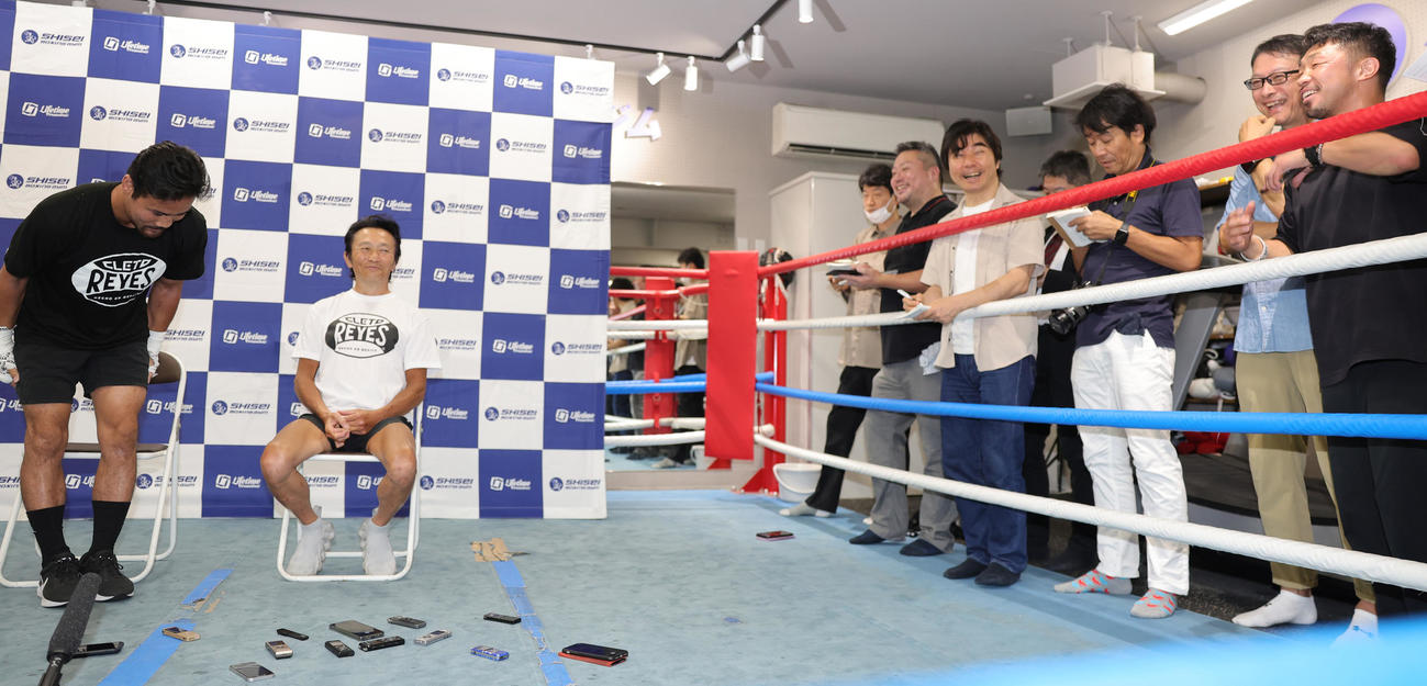 王者武居由樹とのWBO世界バンタム級タイトルマッチに向け、練習を公開した比嘉（左）は、体重超過で無期限資格停止になった際にお世話になったという、武居を担当する大橋ジム八重樫トレーナー（右端）に感謝する（撮影・野上伸悟）