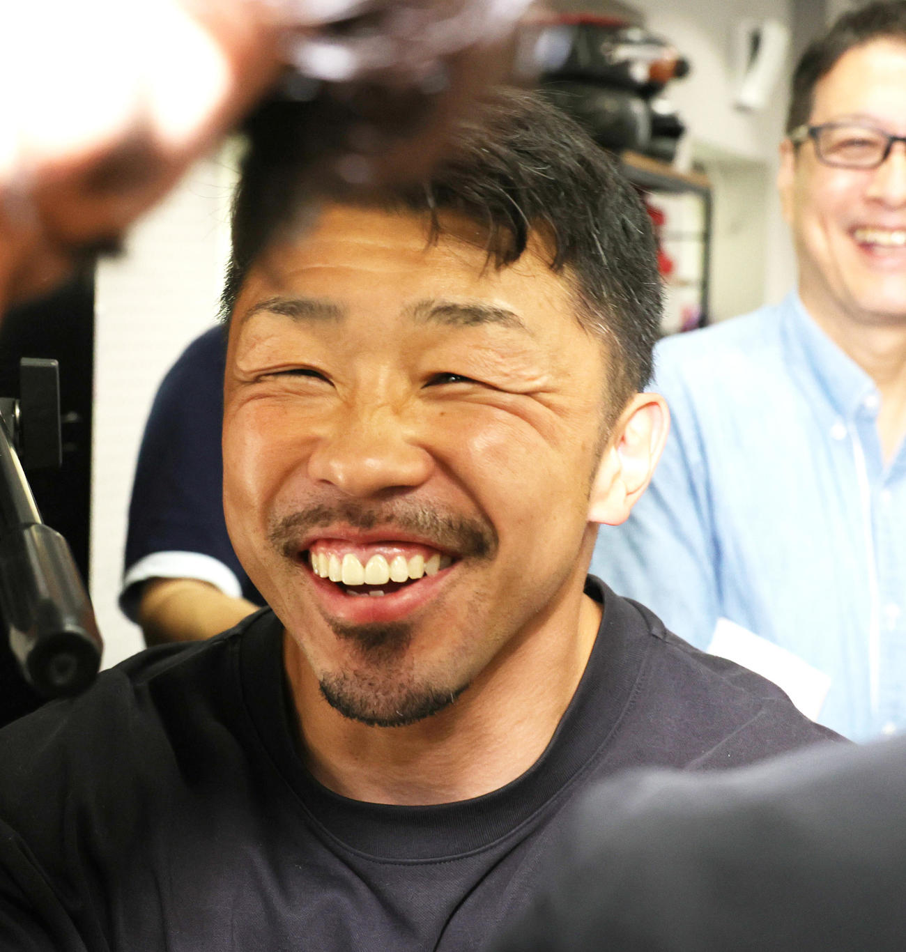 9月3日のWBO世界バンタム級タイトルマッチで、担当する王者武居に挑戦する比嘉の練習を視察した八重樫トレーナーは、笑顔で取材対応（撮影・野上伸悟）