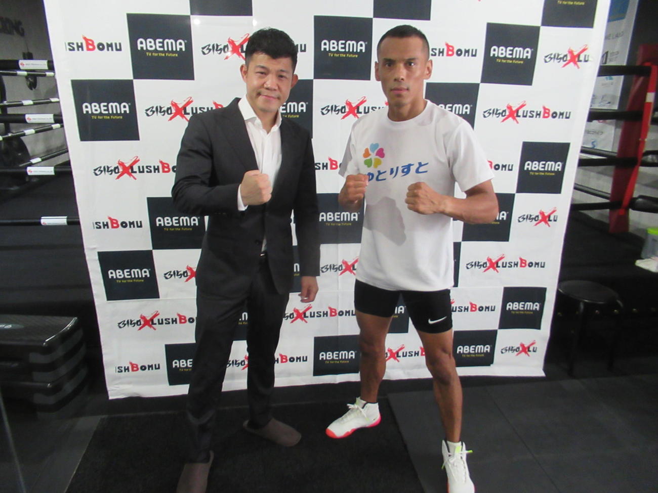 8・24へ意気込む健文トーレス（右）とプロモーターの亀田興毅氏（2024・8・20　大阪市のTMKジム　撮影・実藤健一）