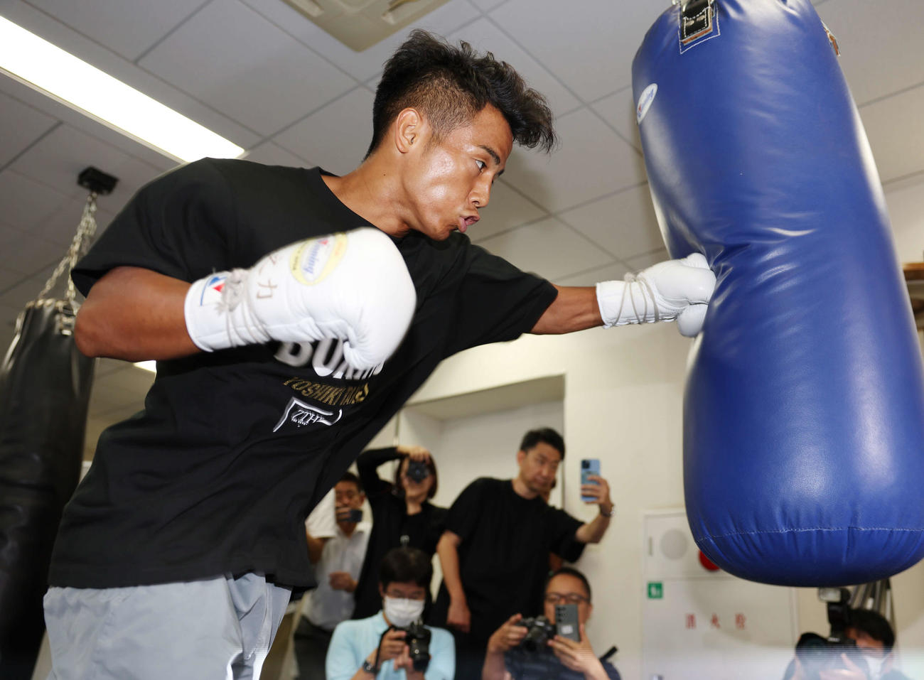 公開練習でサンドバッグにパンチを打ち込む武居（撮影・宮地輝）
