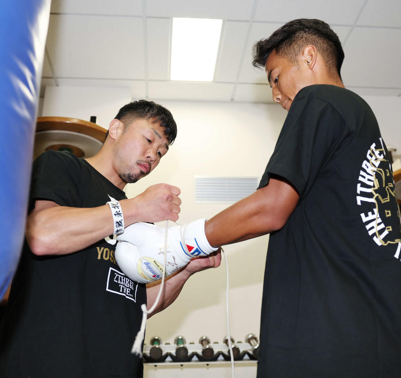公開練習で八重樫トレーナー（左）にグローブを着けてもらう武居（撮影・宮地輝）