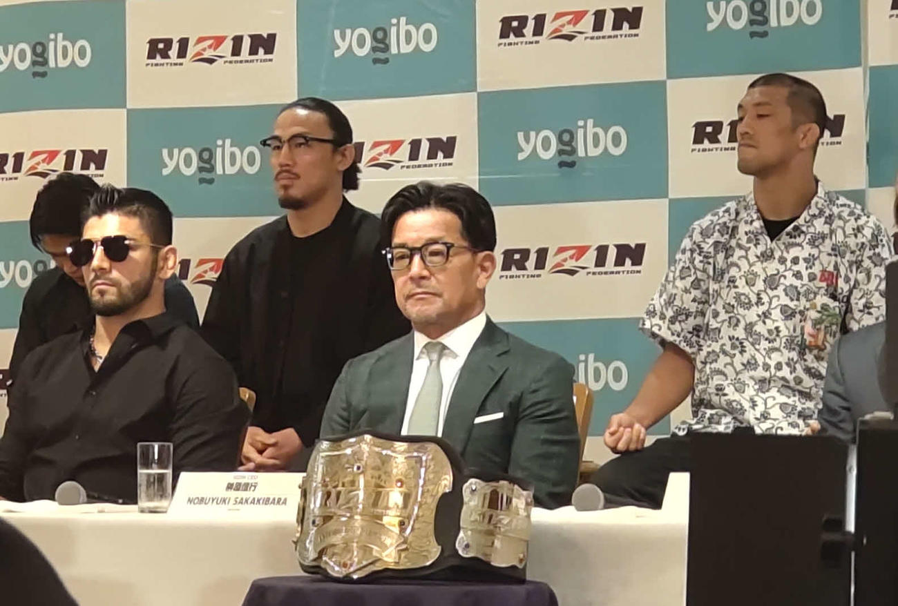 SNS上で氾濫している「平本蓮がドーピングか」問題に言及した榊原信行CEO（中央）