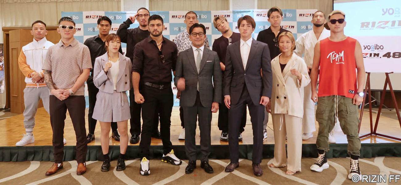 会見に出席した選手たち（前列左から）萩原京平、伊澤星花、ホベルト・サトシ・ソウザ、榊原信行CEO、井上直樹、浅倉カンナ、高木凌（後列左から）新井丈、金太郎、矢地祐介、佐藤将光、太田忍、秋元強真、木下カラテ　（C）RIZIN FF