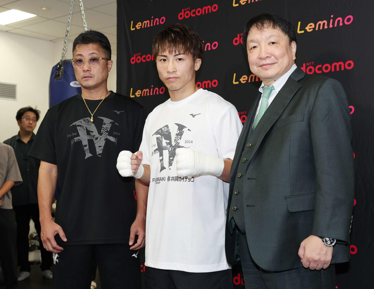 公開練習で記念撮影する、左から井上真トレーナー、井上尚、大橋会長（撮影・宮地輝）