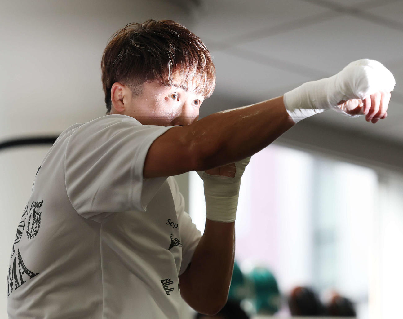 公開練習でシャドーボクシングをする井上尚（撮影・宮地輝）