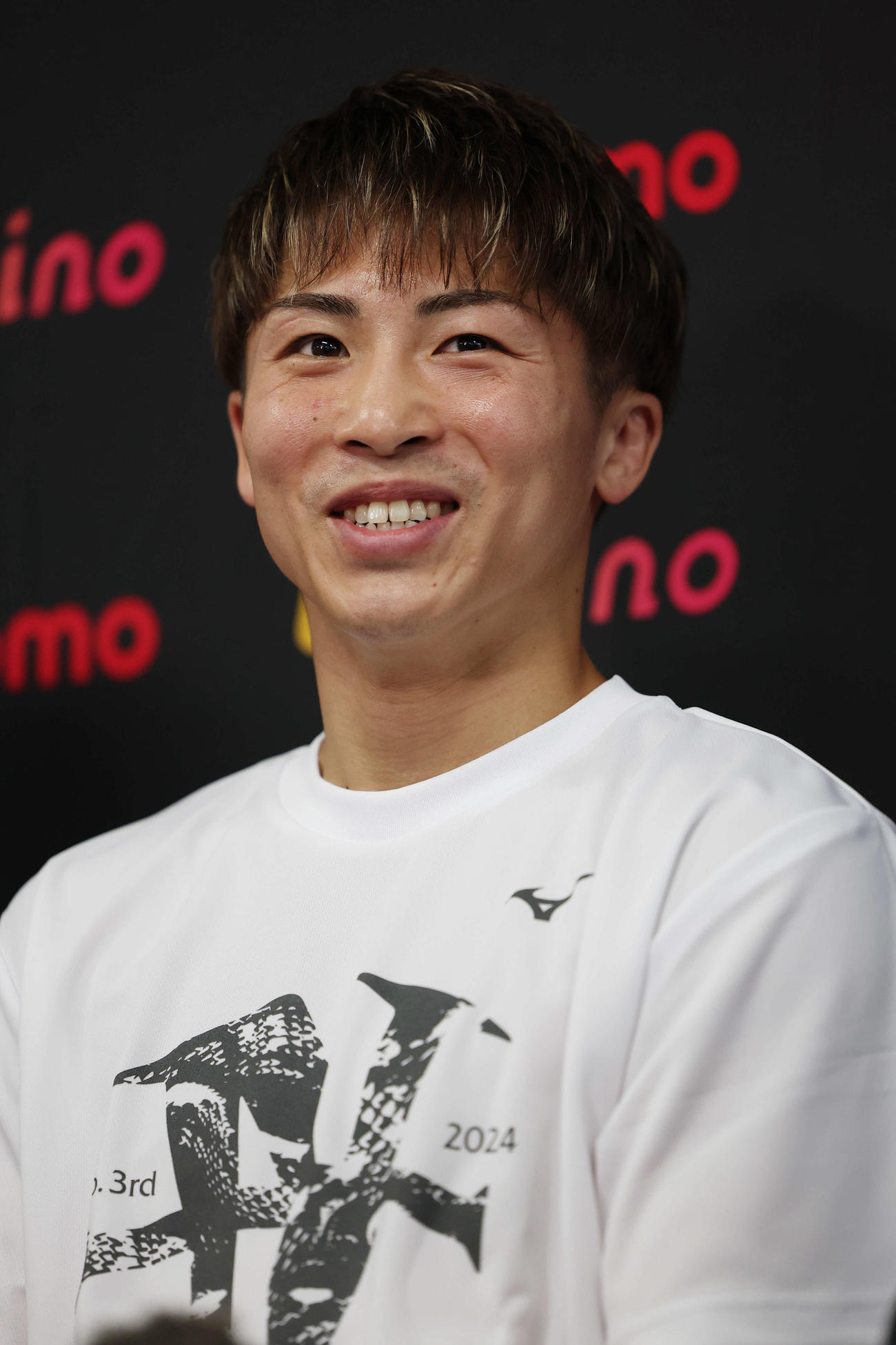 公開練習で記者の質問に笑顔で答える井上尚（撮影・宮地輝）