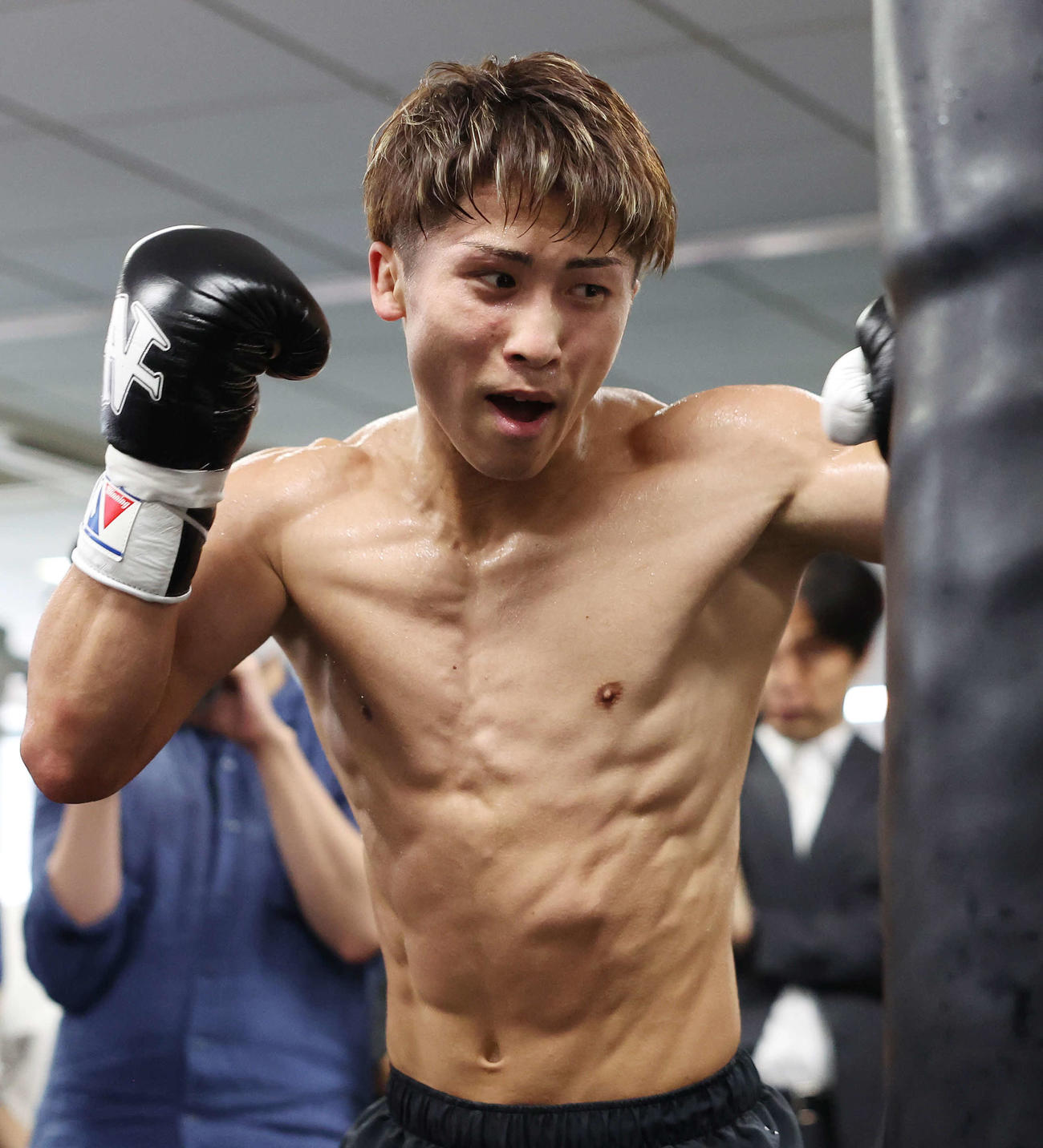 公開練習でサンドバッグにパンチを打ち込む井上尚（撮影・宮地輝）
