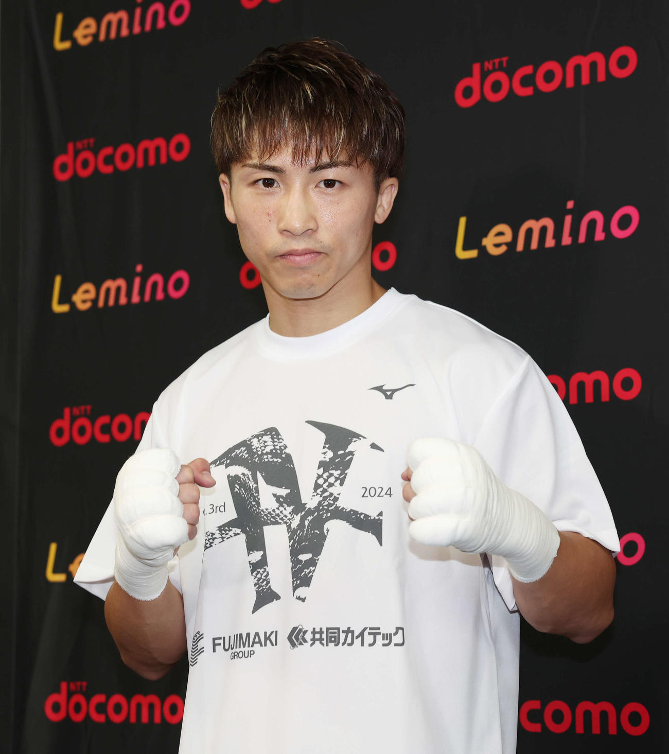 公開練習でファイティングポーズをとる井上尚（撮影・宮地輝）