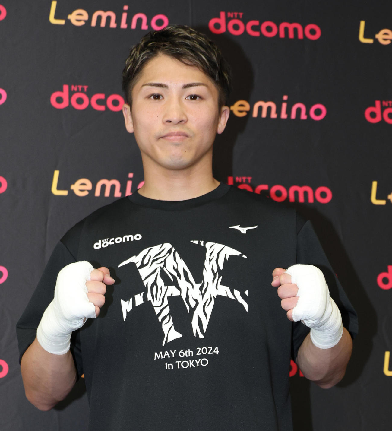 ホワイトタイガー模様の「N」マークが入ったTシャツ（2024年5月撮影）