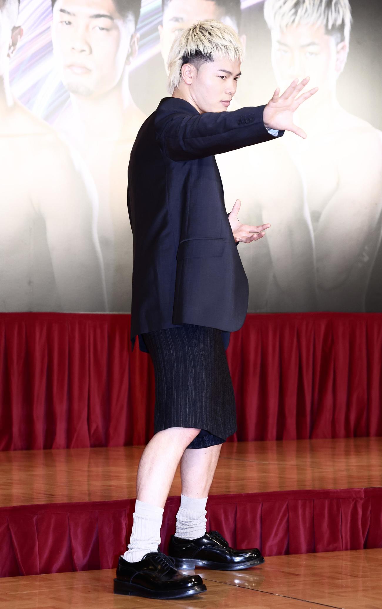 会見後のフォトセッションでポーズを決める那須川（撮影・河田真司）