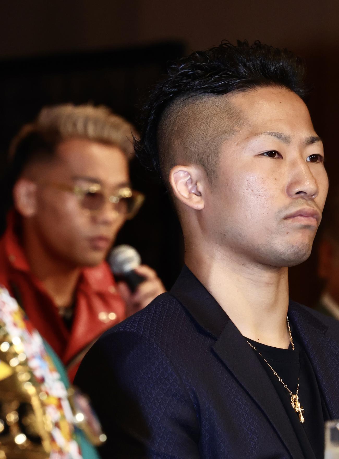 堤（奥）の意気込みを聞く井上拓（撮影・河田真司）