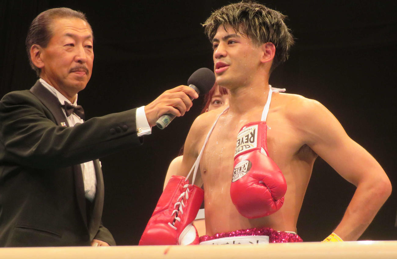 2回TKO勝ちしたWBOアジア・パシフィック・スーパーバンタム級10位大湾硫斗（右）