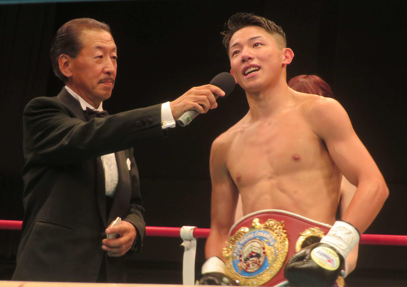 勝利者インタビューに応じるWBOアジア・パシフィック・スーパーフェザー級新王者渡辺海（右）