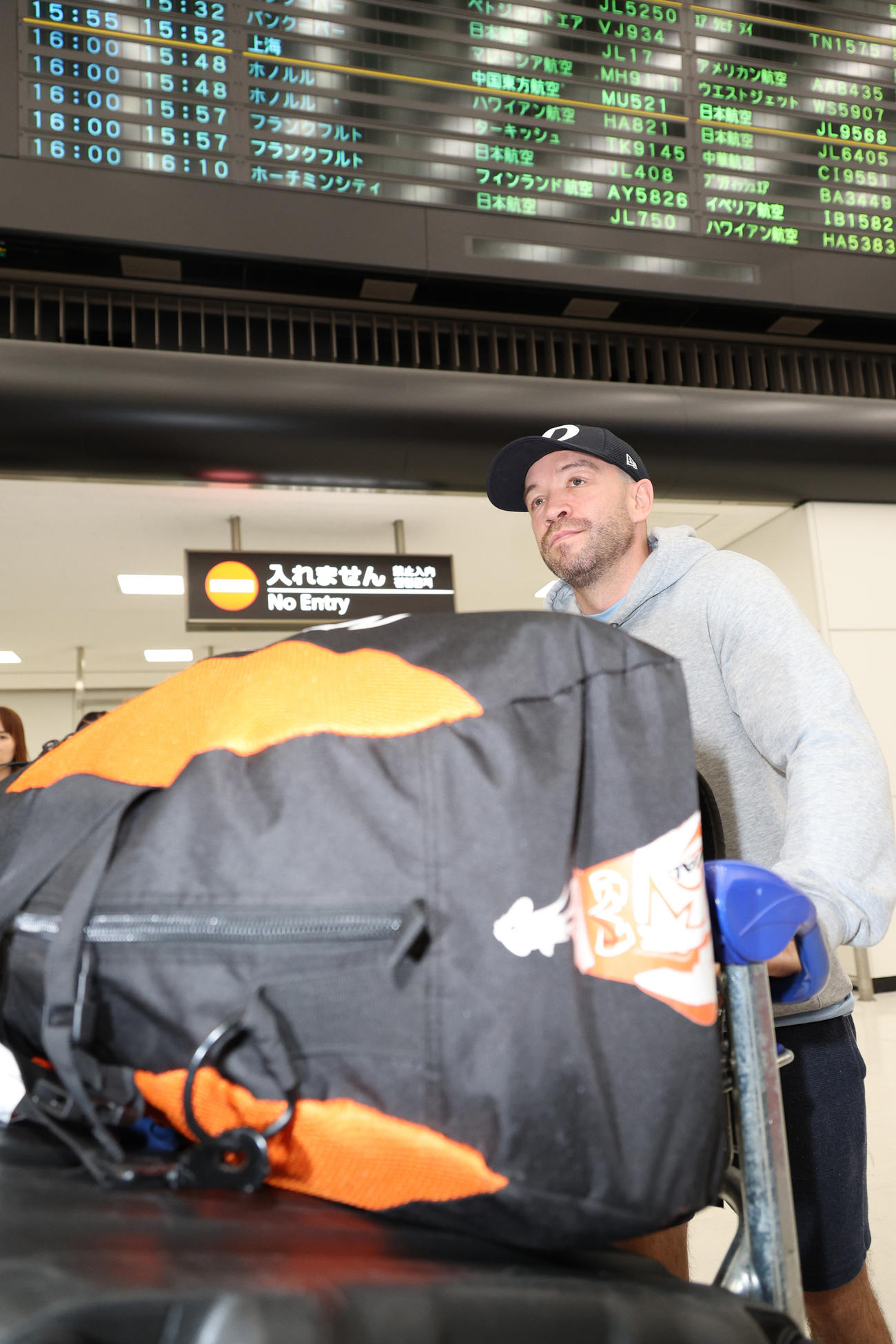成田空港に到着したTJ・ドヘニー（撮影・中島郁夫）