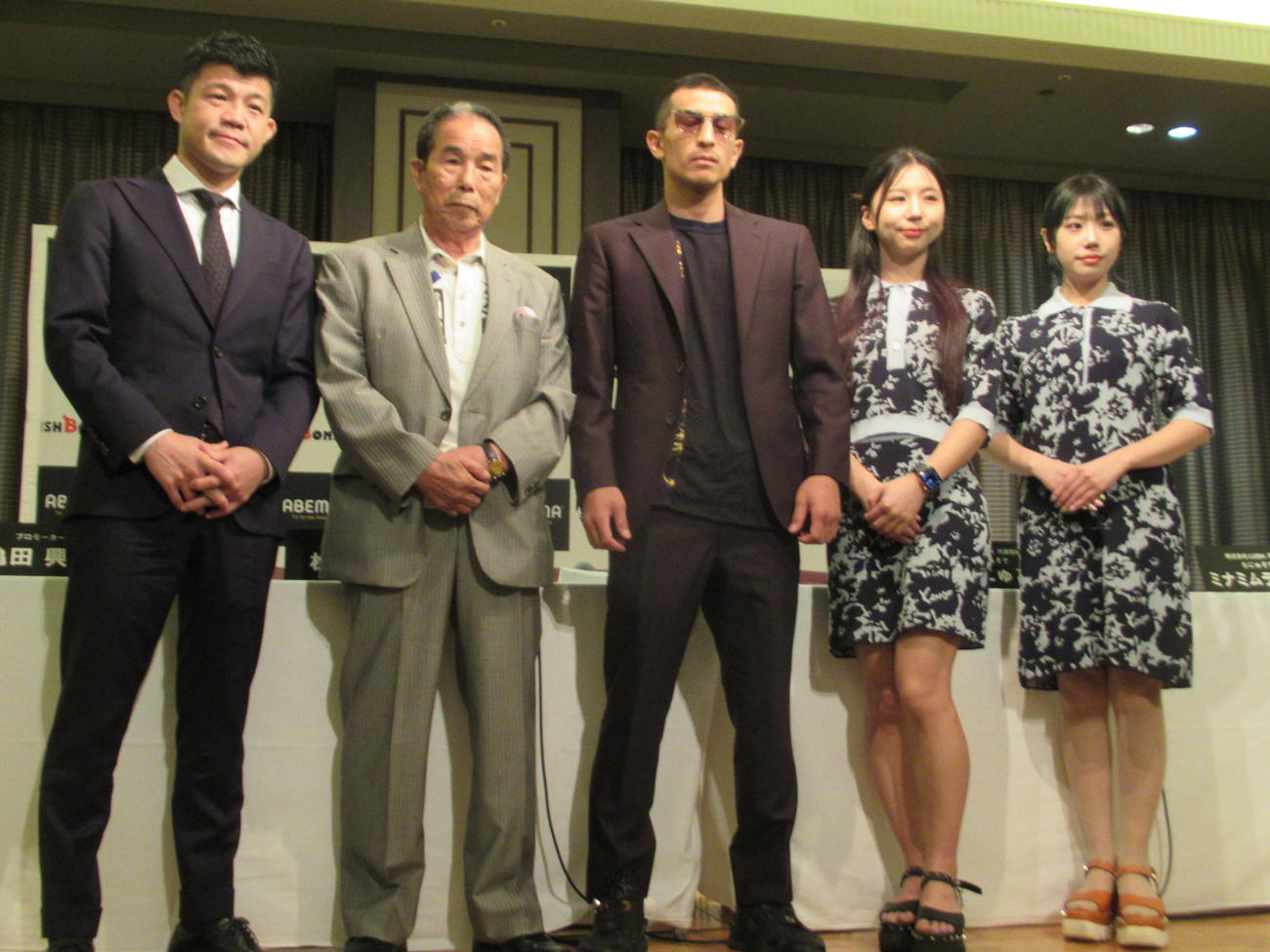 10・12世界戦に挑む矢吹（中央）左から亀田興毅氏、松尾会長、1人おいてLUSHのもにゅことミナミムラソデコ（撮影・実藤健一）