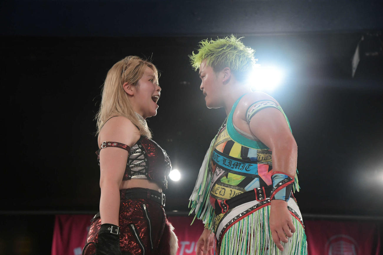 水波と睨み合う愛野（左）　（C）東京女子プロレス