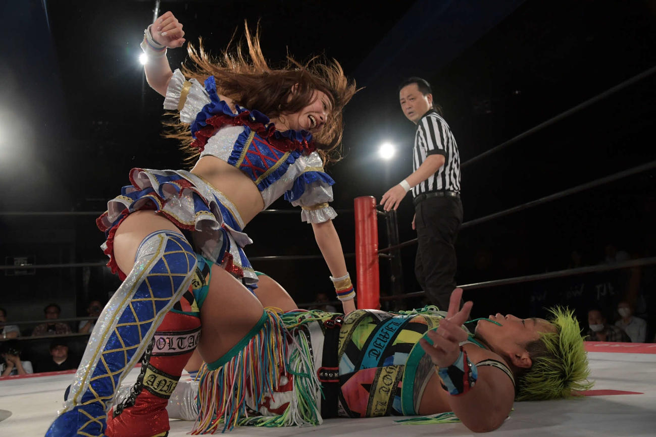 マウントエルボーで意地を見せる荒井　（C）東京女子プロレス