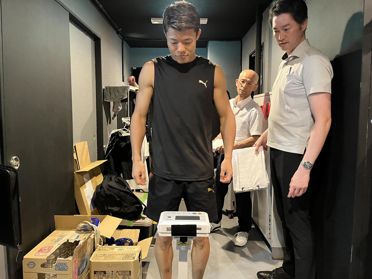 当日計量に臨んだ亀田和毅（亀田プロモーション提供）