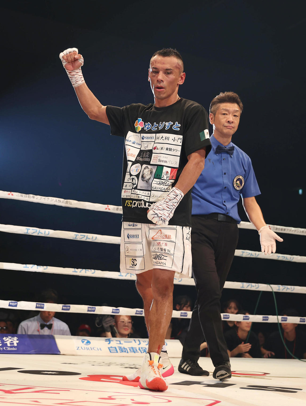 健文トーレス対KJ・カタラジャ　KJ・カタラジャに判定で勝利し、ガッツポーズする健文トーレス（撮影・前田充）