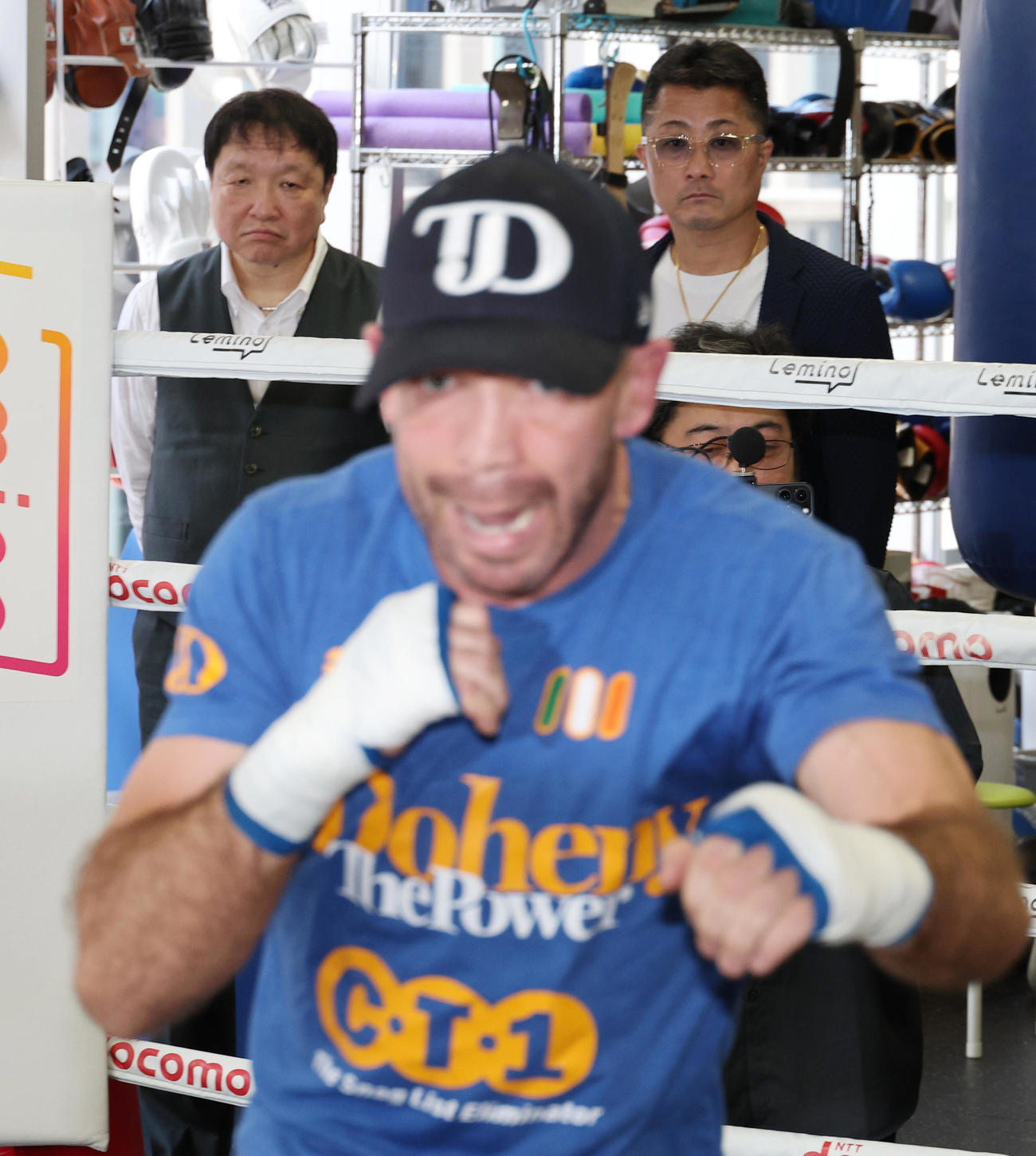 公開練習を行ったTJ・ドヘニー（手前）を見つめる大橋会長（後方左）と井上真吾トレーナー（撮影・中島郁夫）