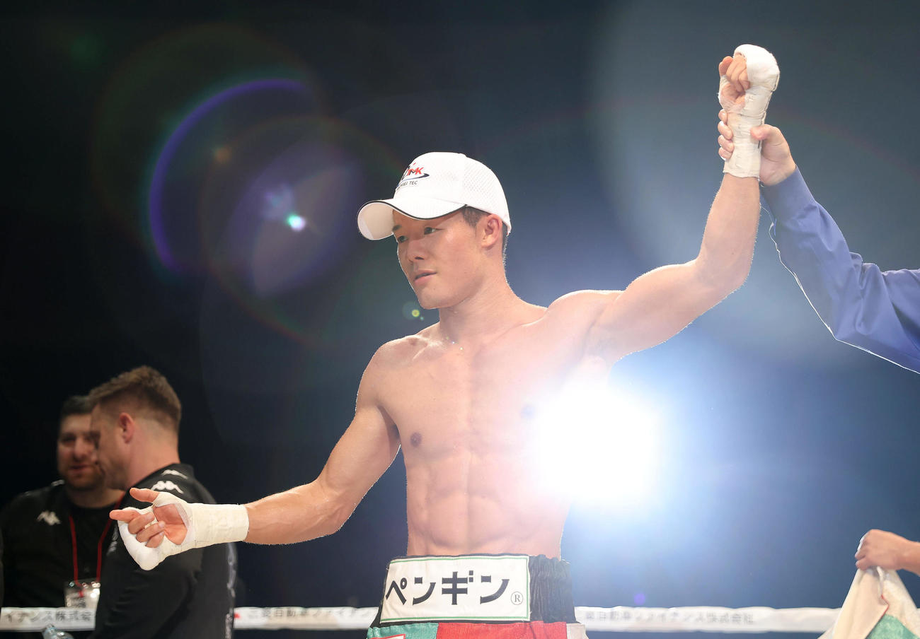 亀田和毅対レラト・ドラミニ　レラト・ドラミニに判定で勝利した亀田和毅（撮影・前田充）