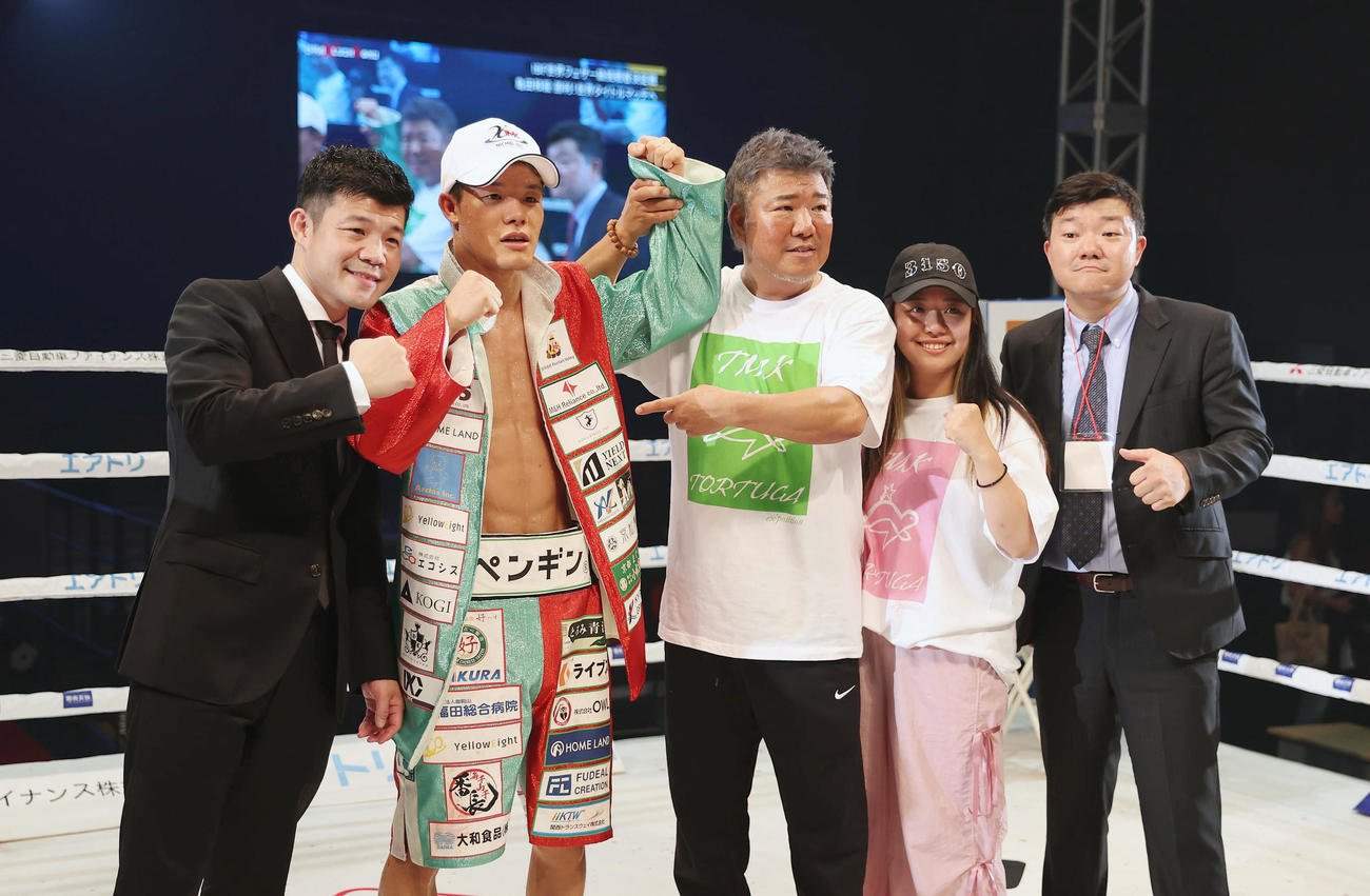 亀田和毅（左から2人目）がドラミニに判定で勝利し家族で記念写真に納まる、左から兄興毅、1人おいて父史郎、妹姫月、兄大毅（撮影・前田充）