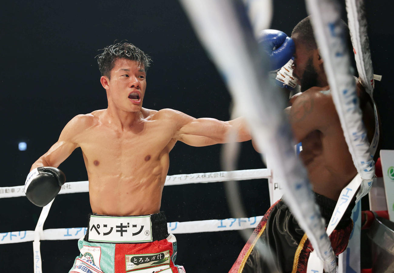 亀田和毅対レラト・ドラミニ　5回、ドラミニ（右）にパンチを打ち込む亀田和毅（撮影・前田充）