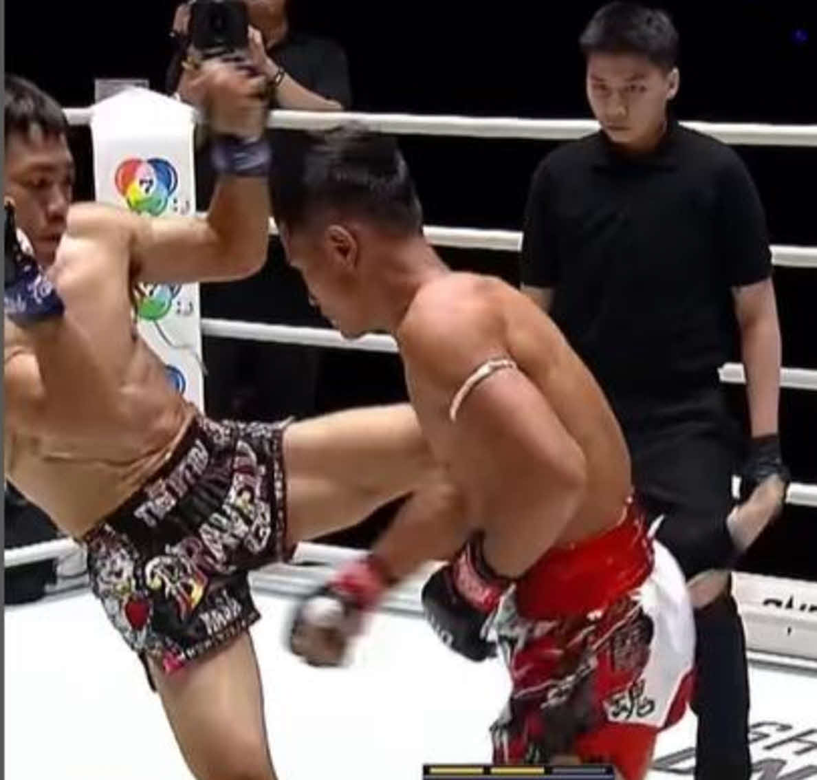 左ミドルで2RKO勝ちしたマサ・ブレイブリー（左）　（C）ONE Championship