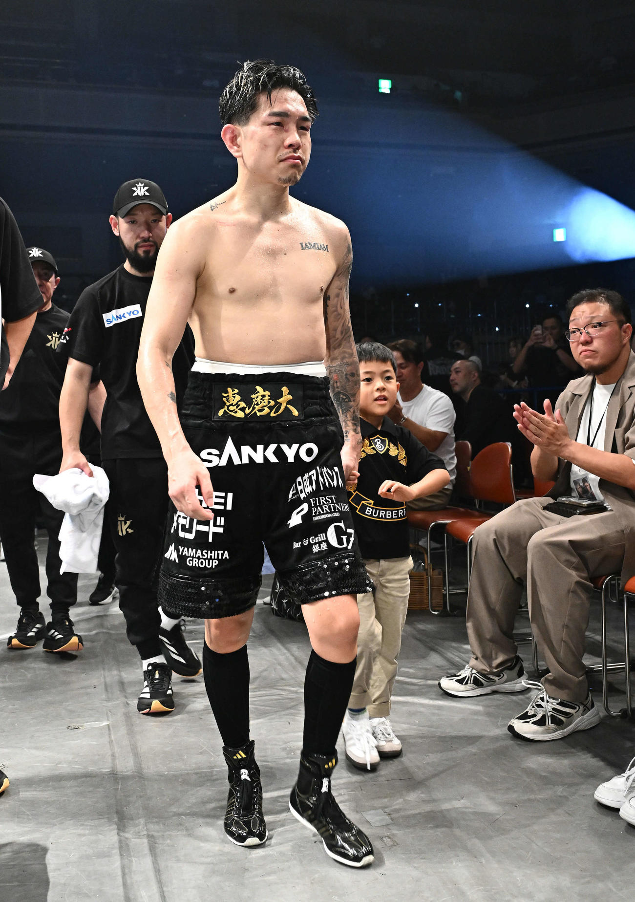 マルティネスとの統一戦に敗れた井岡は息子と共に会場を後にする（2024年7月7日撮影）