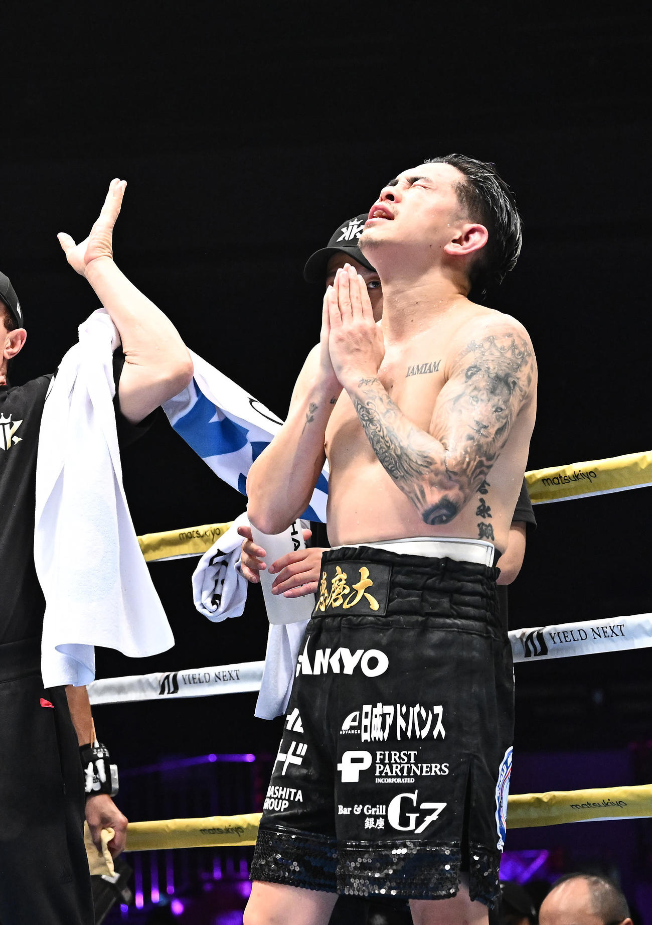 井岡一翔対フェルナンド・マルティネス　12回を闘い終え手を合わせ天をあおぐ井岡（2024年7月7日撮影）