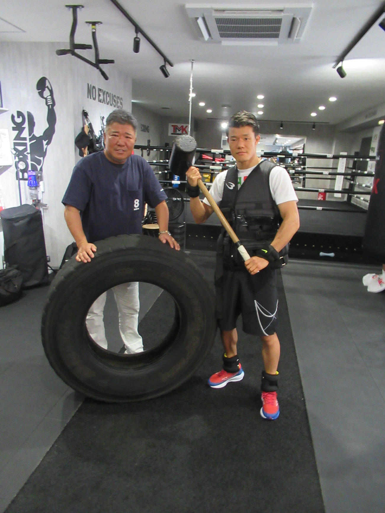 計15キロの“パワースーツ”を着用した亀田和毅（右）と父でトレーナーの史郎氏（撮影・実藤健一）