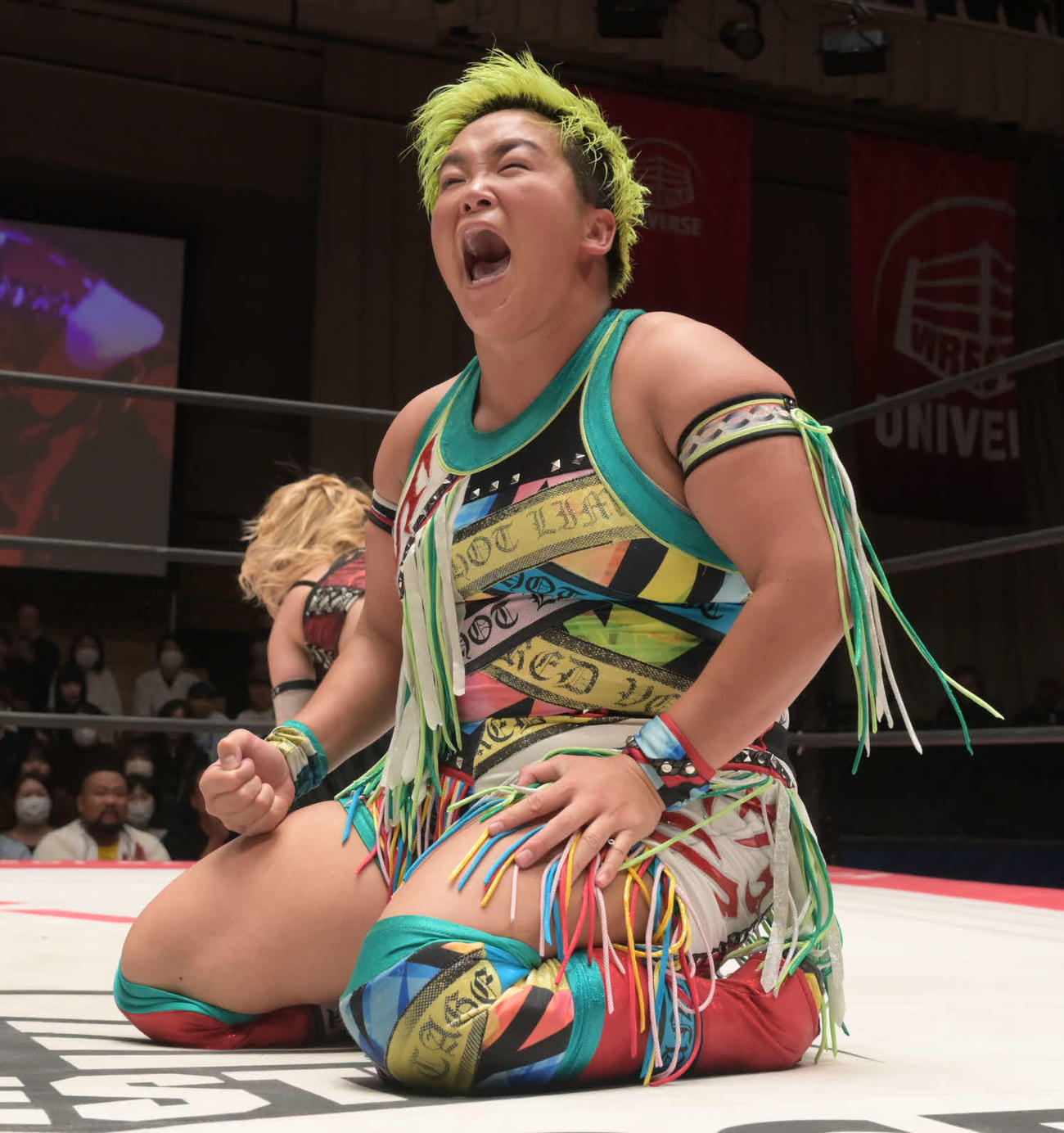 東京女子プロレス　プリンセスカップで優勝し、ガッツポーズする水波綾（東京女子プロレス提供）