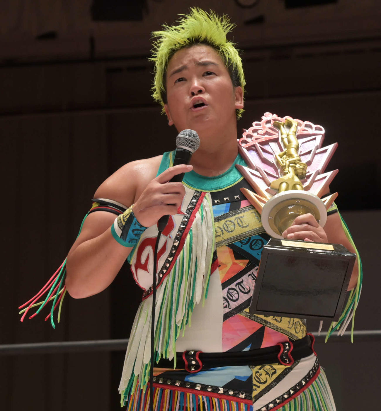 東京女子プロレス　プリンセスカップで優勝し、マイクパフォーマンスを行う水波綾（東京女子プロレス提供）