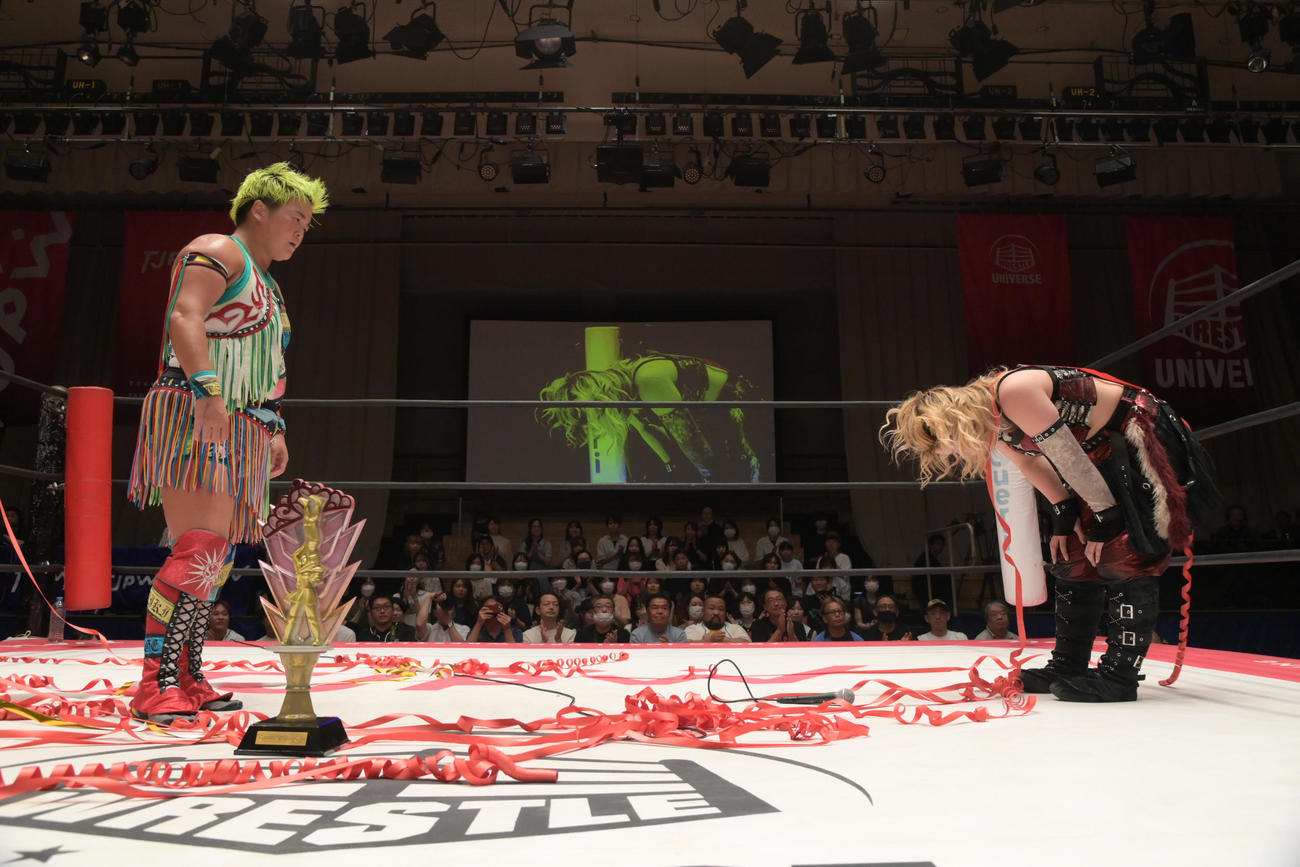 東京女子プロレス　プリンセスカップで優勝したした水波綾（左）は愛野ユキにエールを送る（東京女子プロレス提供）