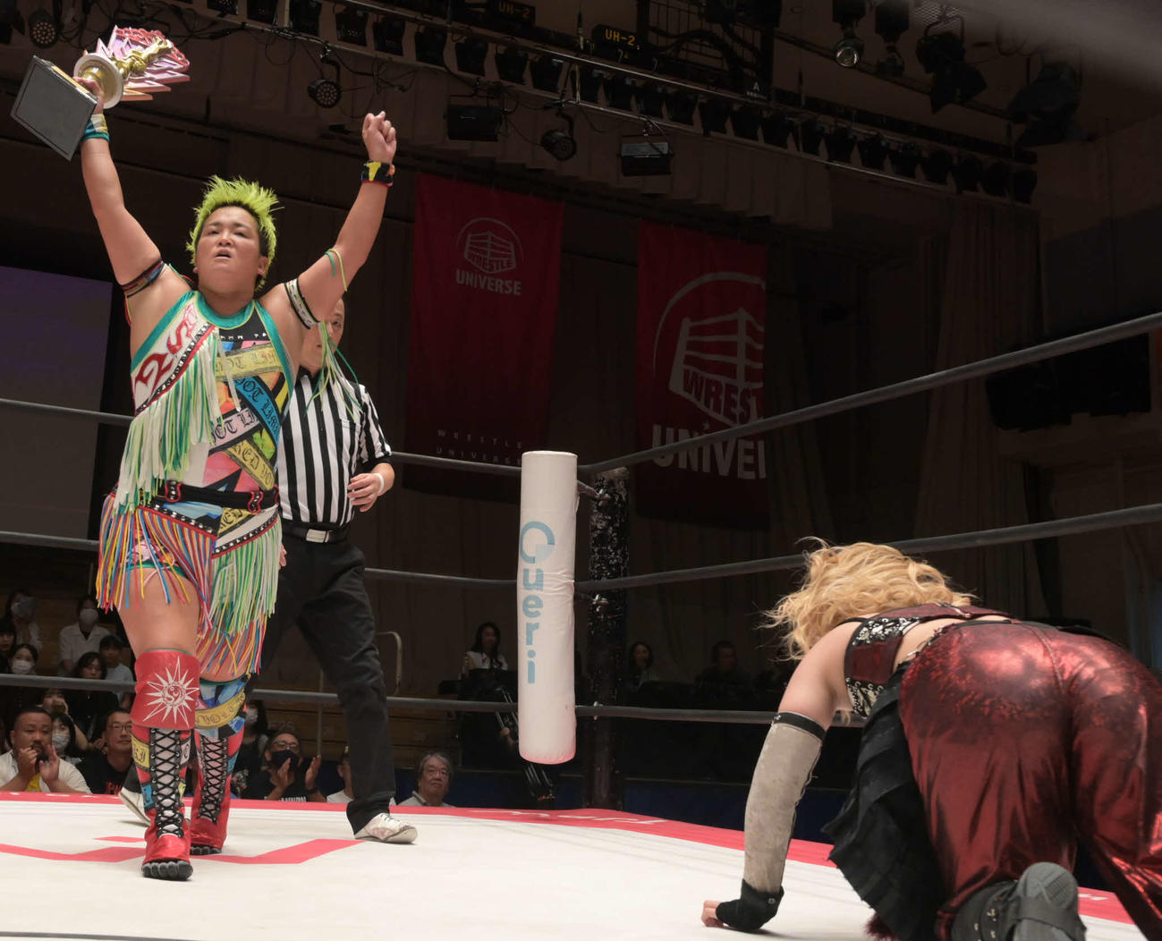 東京女子プロレス　プリンセスカップ決勝で、愛野ユキ（右）に勝利した水波綾（東京女子プロレス提供）